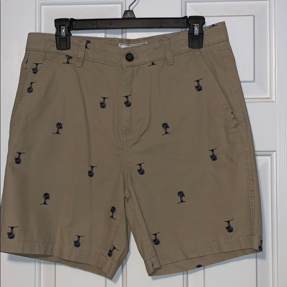 Men’s Crown and Ivy khaki shorts